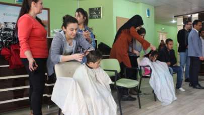 Silopi’de engelli öğrencilere saç bakımı