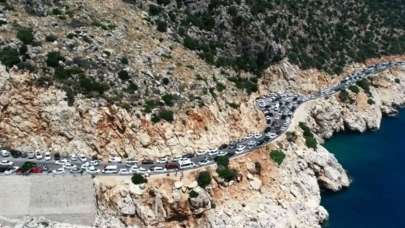 Dünyaca ünlü plajda izdiham! 3 kilometrelik kuyruk oluştu