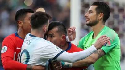 Medel'den Messi'ye kafa