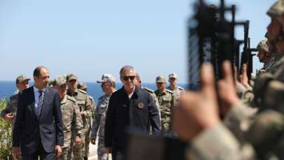 Bakan Akar komutanları yanına alıp KKTC'ye çıkarma yaptı