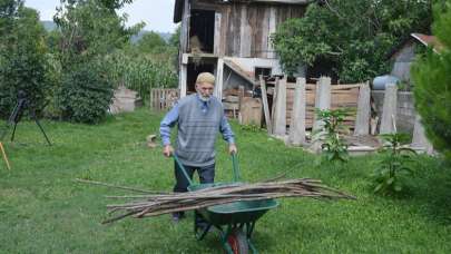 104 yaşındaki Mustafa dede gençlere taş çıkartıyor
