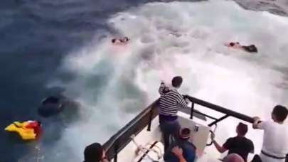 Mehmetçik dev dalgalara aldırmadı! Göçmenler için denize atladı