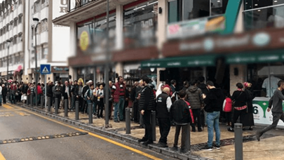 Bedava olduğunu duyan kuyruğa girdi