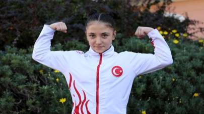 Elleri üzerinde yürürken başladığı halterde Avrupa şampiyonu oldu