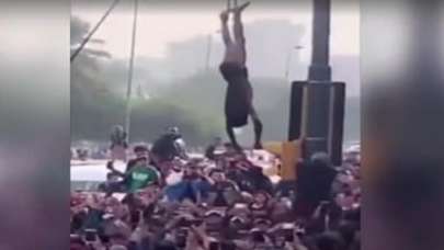 Protestocular keskin nişancıyı yakaladı