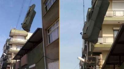 Akılalmaz görüntü! Telde asılı kaldı