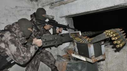 Yeni yılı 1350 rakımlı üs bölgesinde elleri tetikte karşıladılar