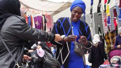 Senegalli pazarcı görenleri şaşırtıyor