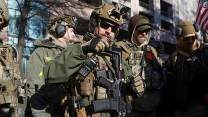 Ülke karıştı! Binler silahlarla sokağa çıktı