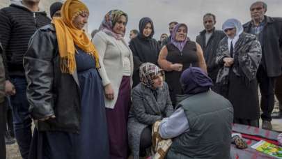 "Diyarbakır anneleri"nden Elazığ'daki depremzedelere destek ziyareti