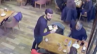 Garsonun depremde yaptığı şaşırttı