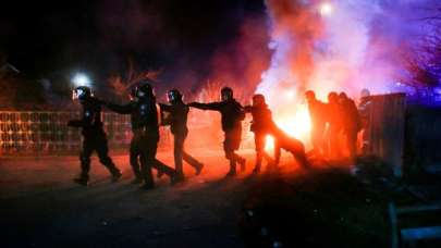 Wuhan'dan gelenlere taşlı saldırı! Polisler yaralandı