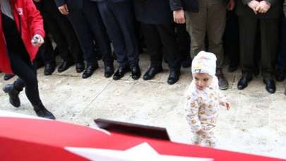 Şehidimizin minik oğlu yürekleri parçaladı! Bu bakış unutulmayacak