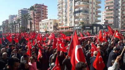 Adana'da şehitler için bayrak yürüyüşü