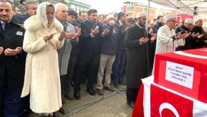 İP'li Aylin Cesur'dan şehit cenazesinde tepki çeken hareket