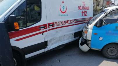 Ambulansa bomboş yolda tüp kamyoneti çarptı