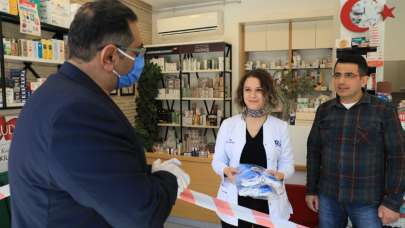 Belediyeden, eczanelere halka ulaştırılması için maske