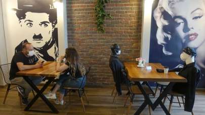 Sosyal mesafe cansız mankenlerle sağlanıyor