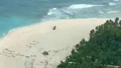 Issız adadan film gibi kurtuluş! Kumsala mesaj yazdılar