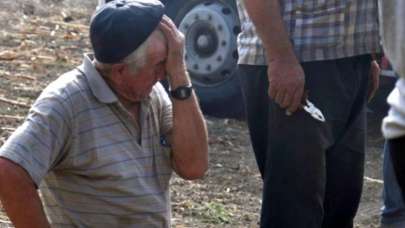 Emeğinin yok oluşunu ağlayarak izledi