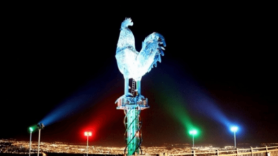 Azerbaycan bayrağının renkleri 27 metrelik horoz heykeline yansıltı