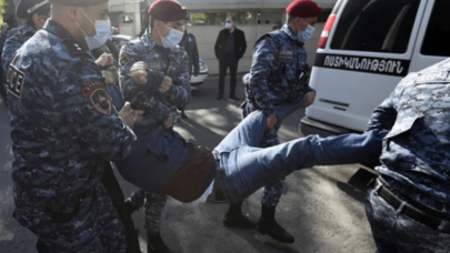 Ermeniler Paşinyan'ın istifası için polisle çatıştı: Tepkiler dinmiyor