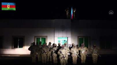 Azerbaycan 28 yıl sonra işgalden kurtarılan Laçın'a bayrak dikti