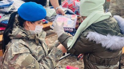 Mehmetçik'ten çocuklara kışlık kıyafet ve oyuncak yardımı