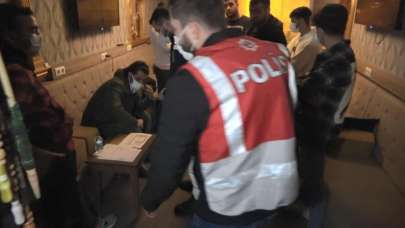 Turistlerin kutlama yaptığı restorana polis baskını