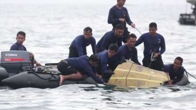 Endonezya’da düşen yolcu uçağının kara kutusu denizden çıkarıldı