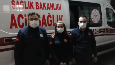 Sağlık çalışanı gönülleri fethetti! Beline kadar suda hastasına ulaştı