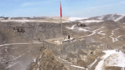 ATAK helikopterleri, Kars Kalesi'ndeki Türk bayrağını böyle selamladı