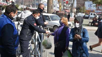 Pazar yerlerinde korona tedbirleri arttırıldı