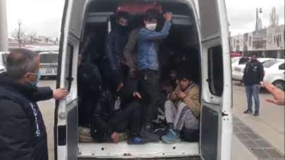 Ankara'da 17 kişilik minibüsten, 40 düzensiz göçmen çıktı