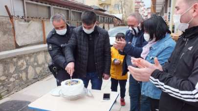 Polislere pastalı sürpriz kutlama