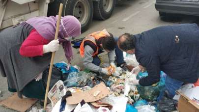 Yanlışlıkla çöpe attı! Didik didik aradılar