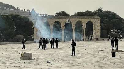 İsrail polisi, Mescid-i Aksa’da nöbet tutan Filistinlilere saldırdı