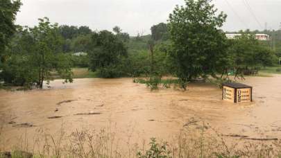 Sakarya ve Düzce'de sağanak su baskınlarına neden oldu