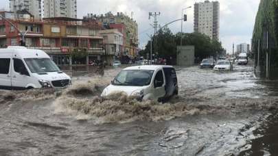 Adana'da şiddetli yağış hayatı olumsuz etkiledi