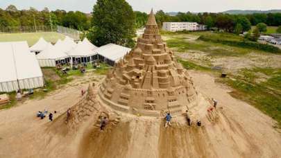 Dünyanın en uzun kumdan kalesi inşa edildi