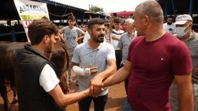 Kurban pazarlığı sırasında kolu çatladı