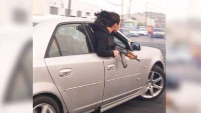 ABD'de şoke eden görüntü! Otomatik tüfekli kadın...