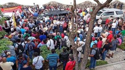 Devlet başkanının aracını sardılar!