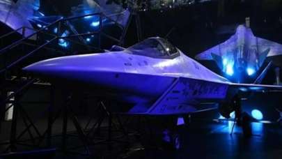 Yeni savaş uçağını öve öve bitiremediler