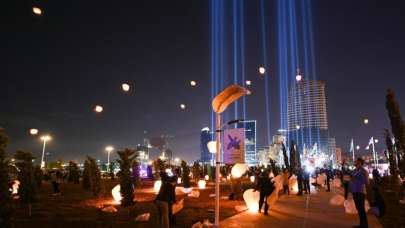 Bakü'de yapılar şehitler anısına ışıklandırıldı