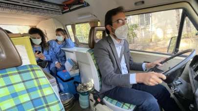 Mobil aşı ekibi "Fahriye" ile köy köy dolaşıp şifa dağıtıyor