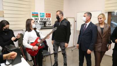 Haluk Levent Gölbaşı UYUM öğrencilerinin yüzünü güldürdü