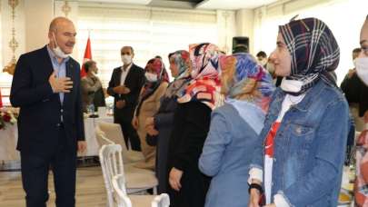 Bakan Soylu evlat nöbeti tutan anneler ile bir araya geldi