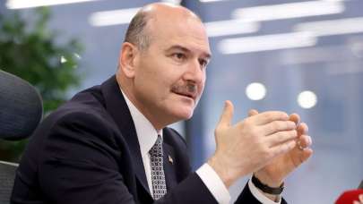 Batı şu anda bir tiyatro oynuyor, figüranı da Avupa'dır