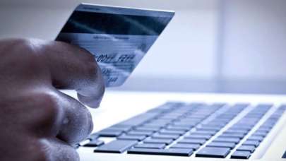 Kredi kartlarını çalarak kimlik hırsızlığı yaptılar